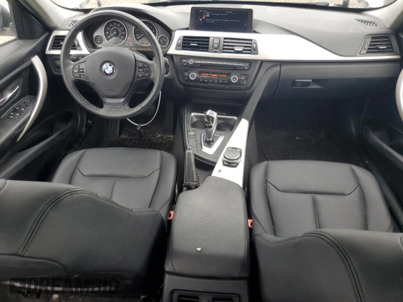 2015 BMW 3 Series 320i xDrive z VIN WBA3C3C58FP664511, wystawiony jako Copart lot #62542575 z przebiegiem 62 084 mil mil oraz Czysty tytuł • Clean title. Historia ofert i sprzedaży dostępna na DreamBid. Obrazek 8.