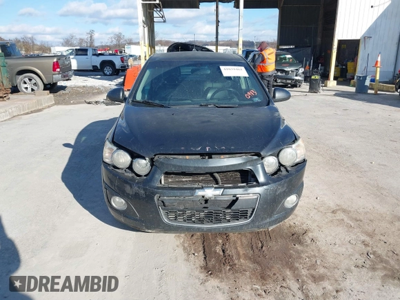 2015 Chevrolet Sonic LTZ z VIN 1G1JE5SB1F4100913, wystawiony jako IAAI lot #41039461 z przebiegiem 158 878 mil mil oraz . Historia ofert i sprzedaży dostępna na DreamBid. Obrazek 6.
