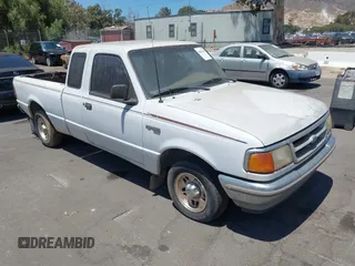1995 Ford Ranger Splash z VIN 1FTCR14U1SPA71109, wystawiony jako IAAI lot #42843430 z przebiegiem 165 673 mil mil oraz . Historia ofert i sprzedaży dostępna na DreamBid. Obrazek 1.