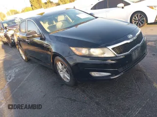 2013 Kia Optima LX z VIN 5XXGM4A75DG239179, wystawiony jako IAAI lot #41831088 z przebiegiem 128 411 mil mil oraz . Historia ofert i sprzedaży dostępna na DreamBid. Obrazek 1.