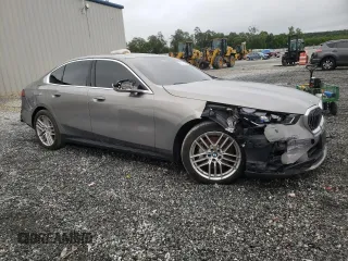 2024 BMW 5 Series 530i xDrive z VIN WBA53FJ09RCS08708, wystawiony jako Copart lot #58371385 z przebiegiem 23 265 mil mil oraz Szkoda całkowita • Salvage title. Historia ofert i sprzedaży dostępna na DreamBid. Obrazek 4.