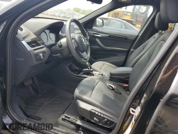 2021 BMW X1 xDrive28i z VIN WBXJG9C07M5S53523, wystawiony jako Copart lot #55450635 z przebiegiem 29 539 mil mil oraz Szkoda całkowita • Salvage title. Historia ofert i sprzedaży dostępna na DreamBid. Obrazek 7.