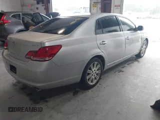 2007 Toyota Avalon XL z VIN 4T1BK36B87U210065, wystawiony jako IAAI lot #42301713 z przebiegiem 263 231 mil mil oraz . Historia ofert i sprzedaży dostępna na DreamBid. Obrazek 4.