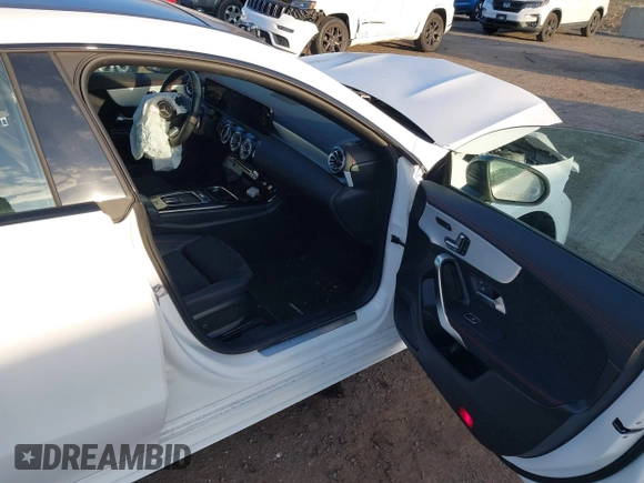 2024 Mercedes-Benz CLA 250 z VIN W1K5J4HB7RN450668, wystawiony jako IAAI lot #41333911 z przebiegiem 10 819 mil mil oraz . Historia ofert i sprzedaży dostępna na DreamBid. Obrazek 5.