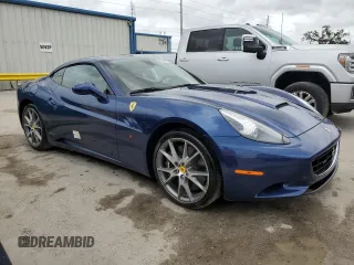 2013 Ferrari California z VIN ZFF65THA9D0194738, wystawiony jako Copart lot #77637104 z przebiegiem 28 670 mil mil oraz Nie do naprawy. Historia ofert i sprzedaży dostępna na DreamBid. Obrazek 4.
