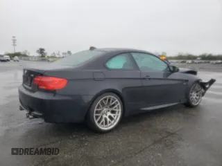 2013 BMW M3 z VIN WBSKG9C59DJ593396, wystawiony jako Copart lot #55317305 z przebiegiem 49 651 mil mil oraz Szkody całkowita. Historia ofert i sprzedaży dostępna na DreamBid. Obrazek 3.