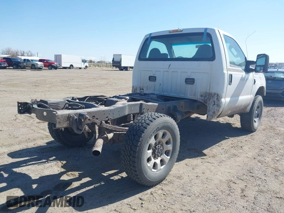 2009 Ford F-250 XL z VIN 1FTNF21599EB08658, wystawiony jako IAAI lot #42032215 z przebiegiem Nie podano mil oraz . Historia ofert i sprzedaży dostępna na DreamBid. Obrazek 4.