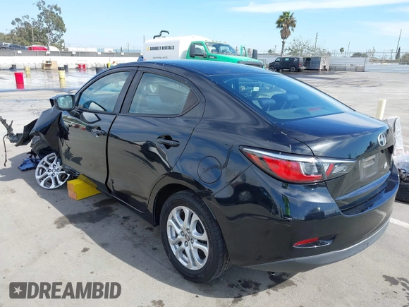 2016 Scion iA z VIN 3MYDLBZVXGY136298, wystawiony jako IAAI lot #42014712 z przebiegiem 124 038 mil mil oraz . Historia ofert i sprzedaży dostępna na DreamBid. Obrazek 3.