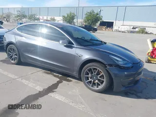 2018 Tesla Model 3 Long Range Battery z VIN 5YJ3E1EA5JF020009, wystawiony jako IAAI lot #41852055 z przebiegiem 81 557 mil mil oraz . Historia ofert i sprzedaży dostępna na DreamBid. Obrazek 1.