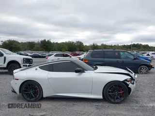 2023 Nissan Z Performance с VIN JN1BZ4BH3PM311131, выставлен на аукционе IAAI как лот 41258294 с пробегом 27 426 миль миль и . История ставок и продаж доступна на DreamBid. Изображение 13.