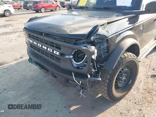 2022 Ford Bronco z VIN 1FMEE5BP3NLA74562, wystawiony jako IAAI lot #42338666 z przebiegiem 20 743 mil mil oraz . Historia ofert i sprzedaży dostępna na DreamBid. Obrazek 6.