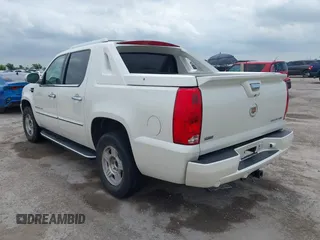 2010 Cadillac Escalade EXT z VIN 3GYVKLEF4AG171775, wystawiony jako IAAI lot #42413511 z przebiegiem Nie podano mil oraz . Historia ofert i sprzedaży dostępna na DreamBid. Obrazek 3.
