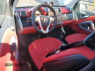 2009 Smart fortwo Pure z VIN WMEEJ31X79K274220, wystawiony jako Copart lot #46529995 z przebiegiem 76 185 mil mil oraz Szkoda całkowita • Salvage title. Historia ofert i sprzedaży dostępna na DreamBid. Obrazek 8.