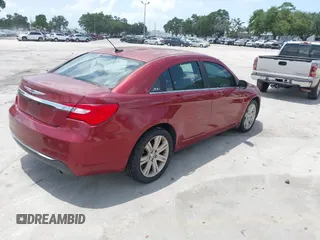 2013 Chrysler 200 LX z VIN 1C3CCBAB6DN762200, wystawiony jako IAAI lot #42458021 z przebiegiem 143 241 mil mil oraz . Historia ofert i sprzedaży dostępna na DreamBid. Obrazek 4.