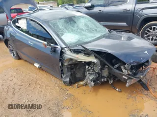2020 Tesla Model 3 Long Range z VIN 5YJ3E1EB5LF710788, wystawiony jako IAAI lot #42020503 z przebiegiem 76 606 mil mil oraz . Historia ofert i sprzedaży dostępna na DreamBid. Obrazek 1.