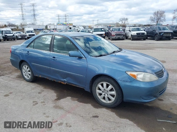 2002 Toyota Camry XLE z VIN 4T1BF32K12U522103, wystawiony jako IAAI lot #42047263 z przebiegiem 293 503 mil mil oraz . Historia ofert i sprzedaży dostępna na DreamBid. Obrazek 1.