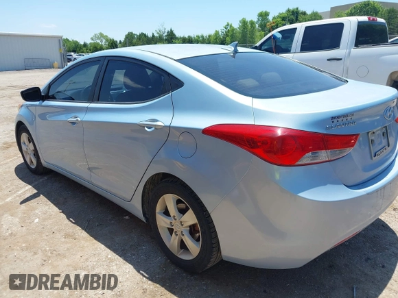 2011 Hyundai Elantra GLS z VIN KMHDH4AE0BU135563, wystawiony jako IAAI lot #42482810 z przebiegiem 158 110 mil mil oraz . Historia ofert i sprzedaży dostępna na DreamBid. Obrazek 3.
