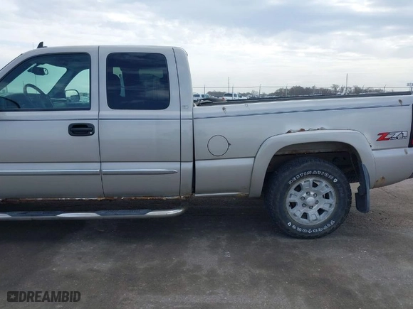 2007 GMC Sierra 1500 SLE with VIN 1GTEK19Z77Z105454, listed as a IAAI auction lot 42062070 with 205,542 mi miles. Bid and sale history available at carsss.com. Image 6.