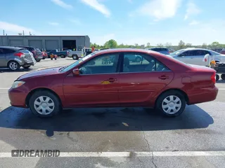 2004 Toyota Camry LE z VIN 4T1BE32K94U310300, wystawiony jako IAAI lot #42208680 z przebiegiem 104 701 mil mil oraz . Historia ofert i sprzedaży dostępna na DreamBid. Obrazek 14.