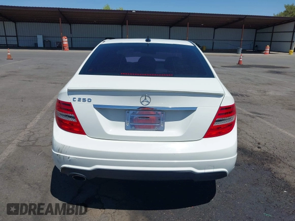 2012 Mercedes-Benz C 250 Sport z VIN WDDGF4HB3CA609551, wystawiony jako IAAI lot #42553453 z przebiegiem 114 537 mil mil oraz . Historia ofert i sprzedaży dostępna na DreamBid. Obrazek 16.