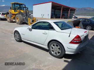 2001 Mercedes-Benz SLK 230 Kompressor z VIN WDBKK49FX1F218767, wystawiony jako IAAI lot #42301070 z przebiegiem 182 332 mil mil oraz . Historia ofert i sprzedaży dostępna na DreamBid. Obrazek 3.