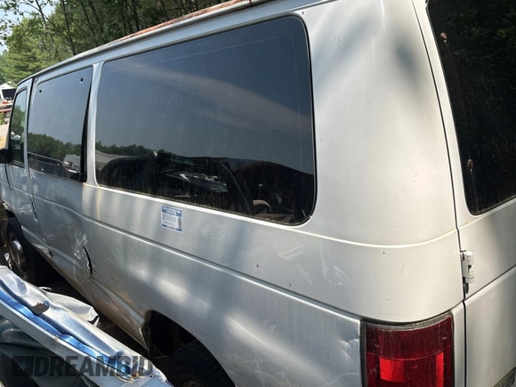 2004 Ford Econoline Passenger XL z VIN 1FBNE31L24HA20389, wystawiony jako Copart lot #61014605 z przebiegiem Nie podano mil oraz Czysty tytuł • Clean title. Historia ofert i sprzedaży dostępna na DreamBid. Obrazek 4.