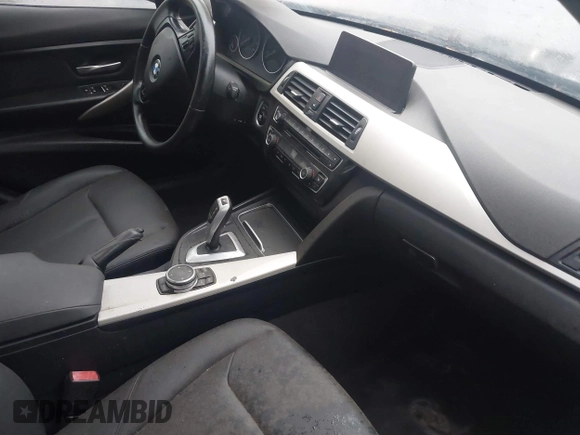 2016 BMW 3 Series 320i xDrive z VIN WBA8E5G50GNT40245, wystawiony jako IAAI lot #41075750 z przebiegiem 82 143 mil mil oraz . Historia ofert i sprzedaży dostępna na DreamBid. Obrazek 5.