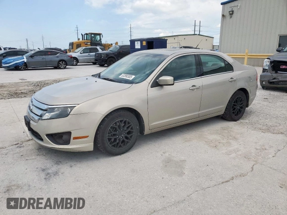 2010 Ford Fusion SE z VIN 3FAHP0HA7AR355587, wystawiony jako Copart lot #53390305 z przebiegiem 160 598 mil mil oraz Czysty tytuł • Clean title. Historia ofert i sprzedaży dostępna na DreamBid. Obrazek 1.