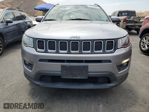 2018 Jeep Compass Latitude z VIN 3C4NJCBB8JT461048, wystawiony jako Copart lot #65475345 z przebiegiem 82 384 mil mil oraz Czysty tytuł • Clean title. Historia ofert i sprzedaży dostępna na DreamBid. Obrazek 5.