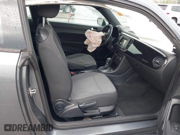 2018 Volkswagen Beetle S z VIN 3VWFD7AT1JM726428, wystawiony jako IAAI lot #42154938 z przebiegiem 41 279 mil mil oraz . Historia ofert i sprzedaży dostępna na DreamBid. Obrazek 5.
