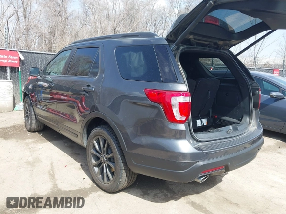 2018 Ford Explorer XLT with VIN 1FM5K8D84JGB01514, listed as a IAAI auction lot 41803132 with 59,107 mi miles and . Bid and sale history available at carsss.com. Image 3.