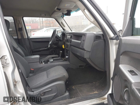 2008 Jeep Commander Sport z VIN 1J8HG48K88C135385, wystawiony jako IAAI lot #41044576 z przebiegiem 174 695 mil mil oraz . Historia ofert i sprzedaży dostępna na DreamBid. Obrazek 5.