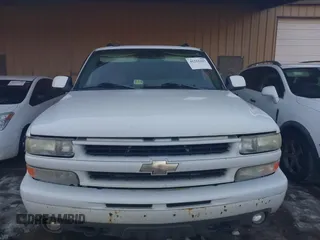 2005 Chevrolet Suburban Z71 with VIN 3GNFK16Z35G264713, listed as a IAAI auction lot 41255425 with 237,805 mi miles. Bid and sale history available at carsss.com. Image 6.