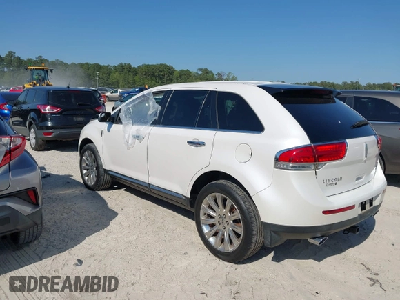 2011 Lincoln MKX z VIN 2LMDJ8JK6BBJ24627, wystawiony jako IAAI lot #42017535 z przebiegiem 98 338 mil mil oraz . Historia ofert i sprzedaży dostępna na DreamBid. Obrazek 3.