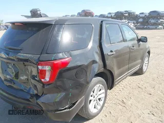 2016 Ford Utility Police Interceptor with VIN 1FM5K8AR6GGA04806, listed as a IAAI auction lot 41903514 with 146,178 mi miles. Bid and sale history available at carsss.com. Image 4.