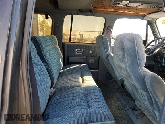 1991 Chevrolet Suburban z VIN 1GNGR26N2MF124400, wystawiony jako Copart lot #85809994 z przebiegiem 160 922 mil mil oraz Czysty tytuł • Clean title. Historia ofert i sprzedaży dostępna na DreamBid. Obrazek 11.