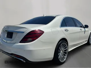 2019 Mercedes-Benz S 560 z VIN WDDUG8DB3KA439798, wystawiony jako Copart lot #61582835 z przebiegiem 94 427 mil mil oraz Czysty tytuł • Clean title. Historia ofert i sprzedaży dostępna na DreamBid. Obrazek 4.