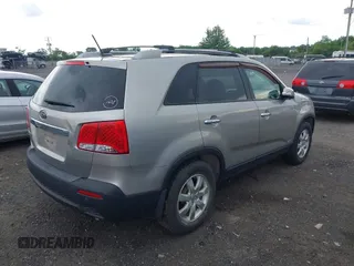 2012 Kia Sorento LX z VIN 5XYKTCA61CG278456, wystawiony jako IAAI lot #42211685 z przebiegiem 128 623 mil mil oraz . Historia ofert i sprzedaży dostępna na DreamBid. Obrazek 4.