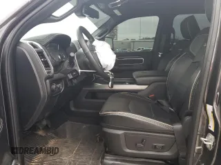 2024 Ram 2500 Laramie z VIN 3C6UR5NL3RG223592, wystawiony jako Copart lot #53073445 z przebiegiem 21 675 mil mil oraz Szkoda całkowita • Salvage title. Historia ofert i sprzedaży dostępna na DreamBid. Obrazek 7.