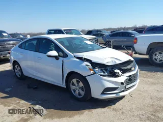 2017 Chevrolet Cruze LS z VIN 1G1BC5SM5H7156009, wystawiony jako IAAI lot #41667324 z przebiegiem 164 754 mil mil oraz . Historia ofert i sprzedaży dostępna na DreamBid. Obrazek 1.