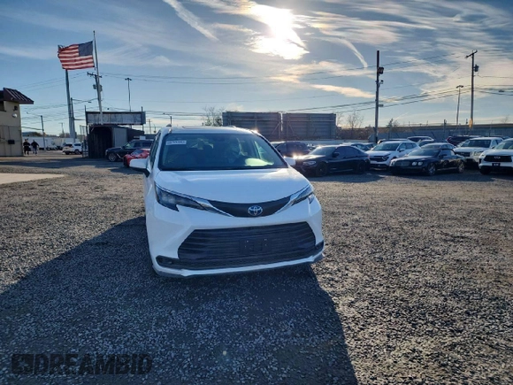 2024 Toyota Sienna LE with VIN 5TDBSKFC9RS138713, listed as a Copart auction lot 43769795 with 10 mi miles and Salvage Title. Bid and sale history available at carsss.com. Image 5.