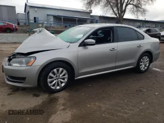 2014 Volkswagen Passat Wolfsburg Edition z VIN 1VWAT7A36EC095762, wystawiony jako Copart lot #56912004 z przebiegiem 82 599 mil mil oraz Szkoda całkowita • Salvage title. Historia ofert i sprzedaży dostępna na DreamBid. Obrazek 1.