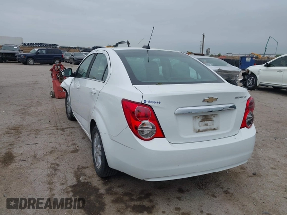 2015 Chevrolet Sonic LT z VIN 1G1JC5SH7F4112395, wystawiony jako IAAI lot #41931652 z przebiegiem 131 610 mil mil oraz . Historia ofert i sprzedaży dostępna na DreamBid. Obrazek 3.