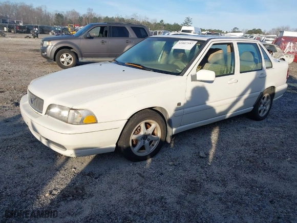 2000 Volvo S70 with VIN YV1LS61JXY2642981, listed as a IAAI auction lot 41807187 with 331,922 mi miles. Bid and sale history available at carsss.com. Image 2.