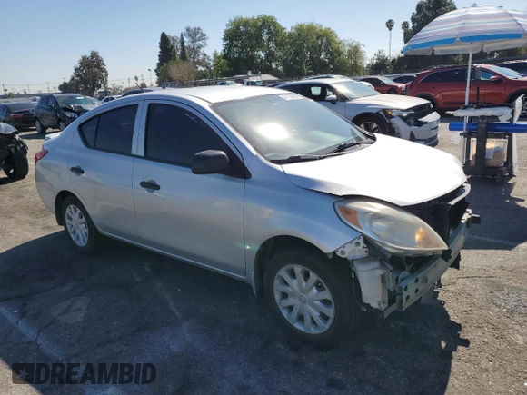 2013 Nissan Versa S Plus z VIN 3N1CN7AP2DL856494, wystawiony jako Copart lot #47130355 z przebiegiem 141 879 mil mil oraz Szkoda całkowita • Salvage title. Historia ofert i sprzedaży dostępna na DreamBid. Obrazek 4.