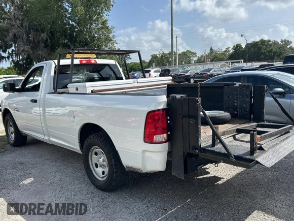 2017 Ram 1500 Tradesman z VIN 3C6JR7DG1HG617495, wystawiony jako Copart lot #66641845 z przebiegiem 142 042 mil mil oraz Czysty tytuł • Clean title. Historia ofert i sprzedaży dostępna na DreamBid. Obrazek 3.