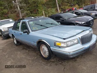 1997 Lincoln Town Car Signature z VIN 1LNLM82W6VY681836, wystawiony jako IAAI lot #40498201 z przebiegiem 114 726 mil mil oraz . Historia ofert i sprzedaży dostępna na DreamBid. Obrazek 1.