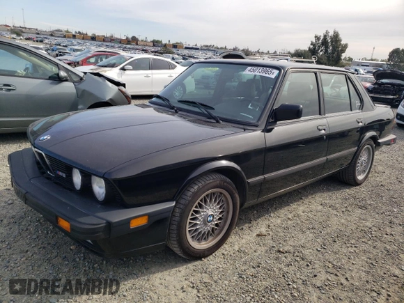 1988 BMW M5 z VIN WBSDC930XJ2791080, wystawiony jako Copart lot #45013965 z przebiegiem 158 194 mil mil oraz Czysty tytuł • Clean title. Historia ofert i sprzedaży dostępna na DreamBid. Obrazek 1.