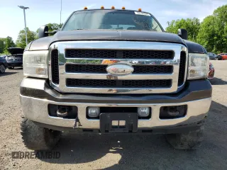2006 Ford F-250 XL z VIN 1FTSX21PX6EA04242, wystawiony jako Copart lot #59104995 z przebiegiem 157 947 mil mil oraz Czysty tytuł • Clean title. Historia ofert i sprzedaży dostępna na DreamBid. Obrazek 5.