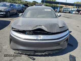 2022 Lucid Air Grand Touring z VIN 50EA1GBA2NA002586, wystawiony jako Copart lot #70090374 z przebiegiem Nie podano mil oraz Szkody całkowita. Historia ofert i sprzedaży dostępna na DreamBid. Obrazek 5.